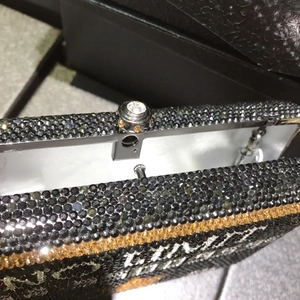 Pochette de soirée luxueuse en forme de carte de crédit avec détails en cristaux strass