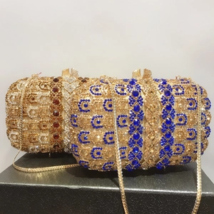 Détail de pochettes de soirée de luxe avec strass étincelants et chaîne dorée fine