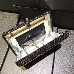 Pochette de soirée en cristal noir avec chaîne amovible et strass brillants