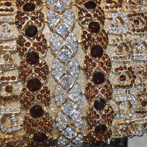 Gros plan de la pochette de soirée dorée avec motif géométrique en strass brillants