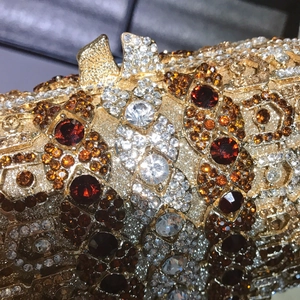 Pochette de soirée artisanale sertie de strass géométriques et finitions dorées