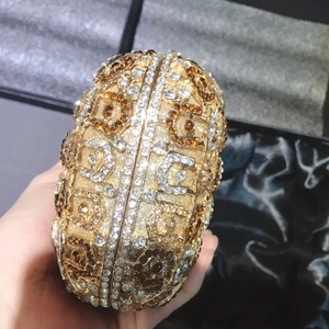 Pochette de luxe en forme d'œuf avec base en métal doré et motifs géométriques en cristal