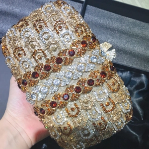Gros plan détaillé d'une pochette de soirée étincelante avec des motifs en strass géométriques