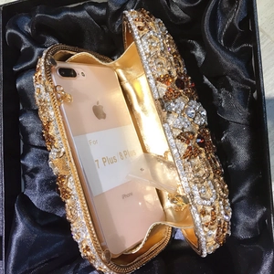 Pochette de soirée luxe faite main en cristal doré avec iPhone 8 Plus pour l'échelle