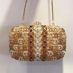 Gros plan détaillé des strass ambre et motif géométrique doré sur la pochette de luxe