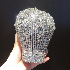 Sac de soirée créatif en forme d'ampoule orné de cristaux étincelants pour femme