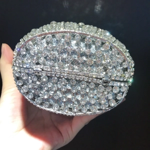 Pochette de soirée couronne argentée avec cristaux étincelants et chaîne en métal