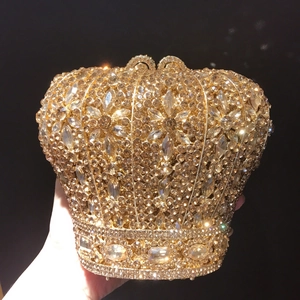Détail de la pochette couronne avec strass champagne et cadre en métal doré brillant