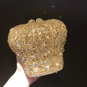 Détail de la pochette de soirée couronne avec strass dorés et finitions en cristal