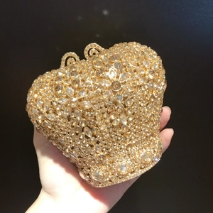 Gros plan détaillé de la pochette couronne ornée de strass dorés et de bijoux