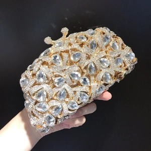 Luxuriöse goldene Metall-Clutch mit funkelnden Diamanten für abendliche Galas