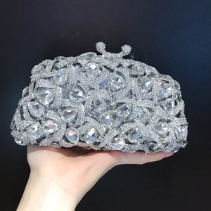 Silberne ausgehöhlte Metall-Abendtasche mit birnenförmigen Kristallen und Kettenriemen