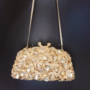 Nahaufnahme der goldenen Abendtasche mit Kristall-Strass und Kronenverschluss