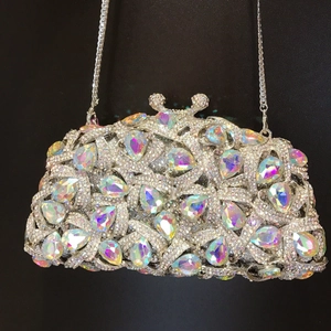 Detail der Luxus-Abendtasche mit AB-Kristallen in Birnenform und silberner Kette
