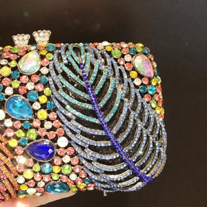 Luxuriöse Abendtasche mit Pfauenfedermuster und bunten Strasssteinen sowie Kristallen