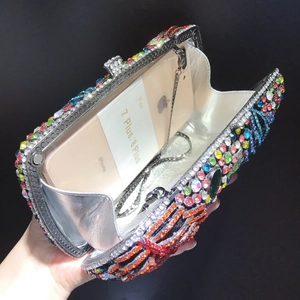 Luxuriöse Abendtasche mit Feder-Muster, bunten Kristallen und Platz für Smartphones