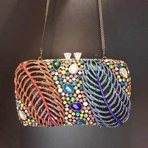 Luxuriöse Abendtasche mit Federmuster, bunten Strasssteinen und silberner Kette