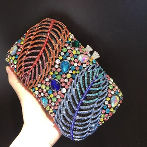 Detailansicht der bunten Kristallblätter und Edelsteine auf der Luxus-Abendtasche