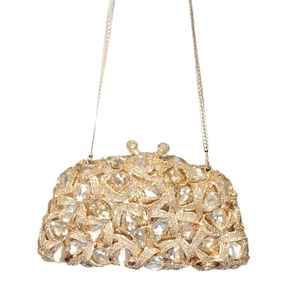 Elegante goldene Abendtasche aus Metall mit glitzernden Kristallen und einer Kettenkette