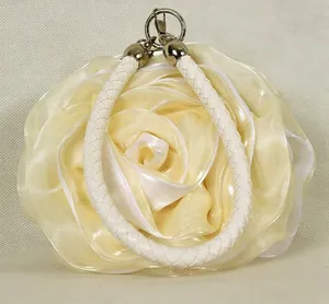 Détail macro du tissu rose 3D blanc crème et de la poignée tressée de ce sac à main