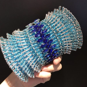 Dettaglio della borsa da sera con strass blu e montatura in metallo a onde