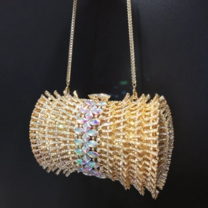 Elegante borsa da sera a cilindro dorata con strass scintillanti e tracolla a catena
