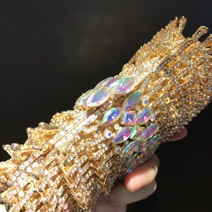 Elegante borsa da sera in metallo dorato con strass scintillanti e pietre preziose