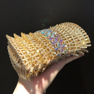Dettaglio della borsa da sera dorata con punte 3D e strass dai riflessi cangianti