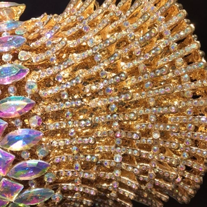Dettaglio macro di pochette da sera di lusso con cornice dorata e strass brillanti