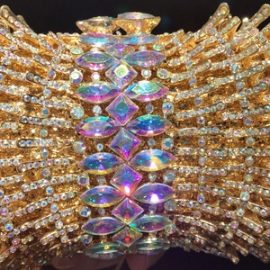 Dettaglio ravvicinato della pochette dorata da sera con cristalli e strass scintillanti