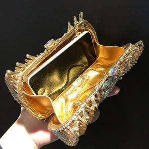 Dettaglio borsa da sera con strass mostra fodera dorata e spazio per lo smartphone
