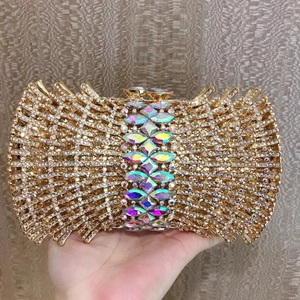 Dettaglio macro dei cristalli colorati su una borsa da sera dorata con strass fini