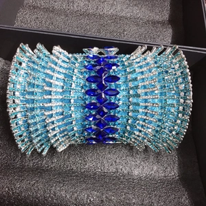 Dettaglio della pochette di lusso con strass blu e argento in una custodia rigida