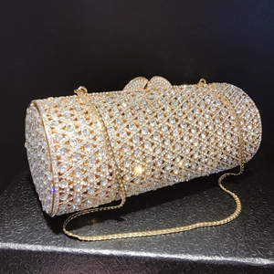 Zylindrische goldene Abendtasche mit Strasssteinen, Herzverschluss und langer Metallkette
