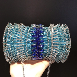 Dettaglio di pochette da sera di lusso con strass blu e argento e catena in metallo