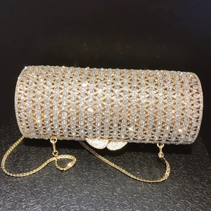 Luxuriöse zylindrische Abendtasche mit goldenem Metallrahmen und funkelnden Kristall-Strasssteinen