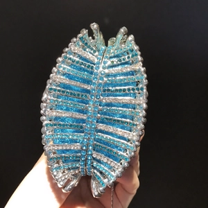 Dettaglio degli strass blu cielo e trasparenti fatti a mano su una clip per capelli