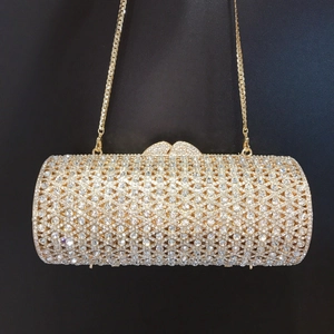 Funkelnde goldene zylindrische Abendtasche mit hohlem Metallgitter und vollem Steinbesatz