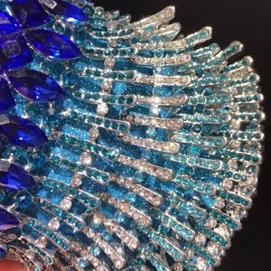 Vista macro di strass in cristallo blu e metallo argento su una borsa da sera