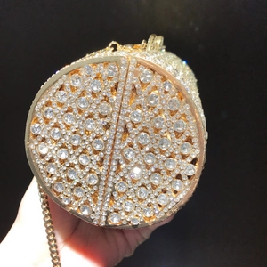 Detailansicht der runden Abendtasche mit Kristallen, Goldkette und edlem Metallrahmen