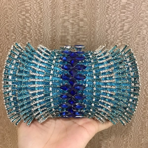 Dettaglio dei cristalli blu e strass di questa lussuosa borsa da sera con strass