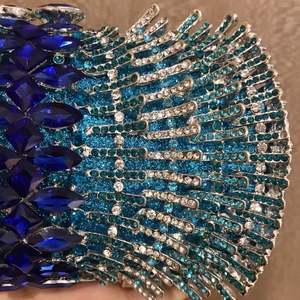 Vista macro di strass blu e metallo argentato sulla borsa da sera raffinata