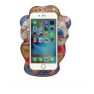 Détail de la pochette éléphant en cristal montrant la taille avec un smartphone