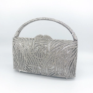 Silberne Abendtasche mit funkelnden Strasssteinen und einem eleganten Metallgriff