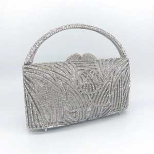 Elegante silberne Abendtasche mit Strass-Wellenmuster und einem diamantbesetzten Griff