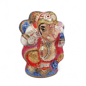 Détail de la pochette de soirée éléphant Ganesha sertie de cristaux colorés étincelants