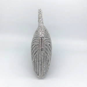 Elegante silberne Abendtasche mit funkelnden Kristallen und rundem Metallgriff