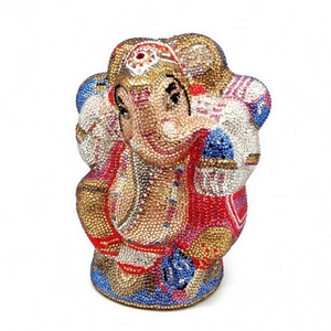 Détails de la pochette Ganesha faite à la main avec des strass en cristal colorés