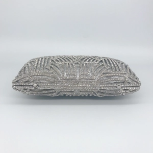 Abendtasche aus silbernem Metall mit ausgehöhltem Design und glitzernden Diamanten