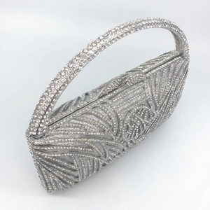 Eleganter silberner Abendclutch-Beutel mit funkelnden Strasssteinen und geometrischem Muster